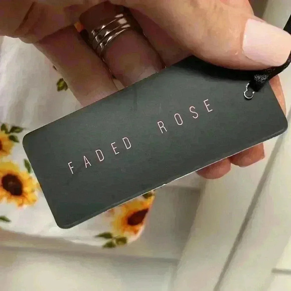 Faded Rose Short Sleeve Crop Sunflower Top Size Medium NWT - Picture 3 of 4